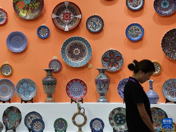10月18日，参观者在陶瓷博览会土耳其展区参观。新华社记者 周密 摄 