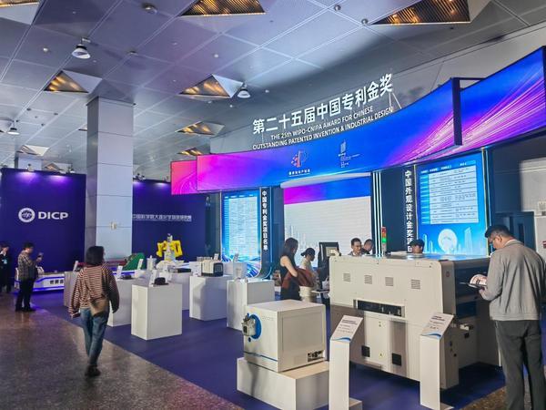 观众在参观第二十五届中国专利金奖展区。新华社记者 徐鹏航 摄 